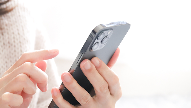 スマホで予約する様子